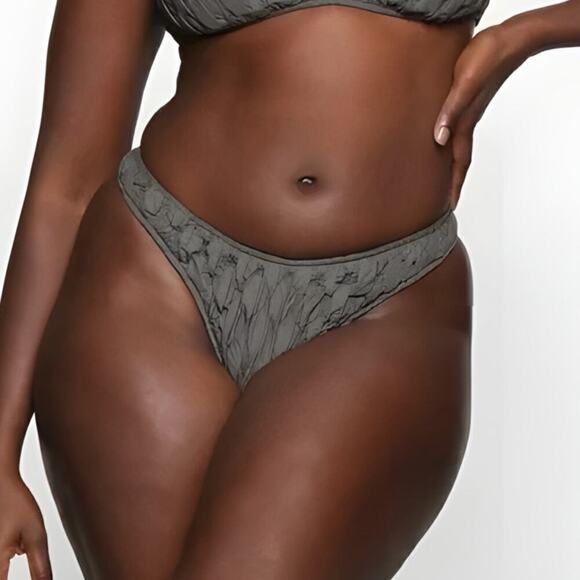 SKIMS Fits Everybody Quilted Thong in Gunmetal Gray NWT Size 3X - Picture 1 of 7